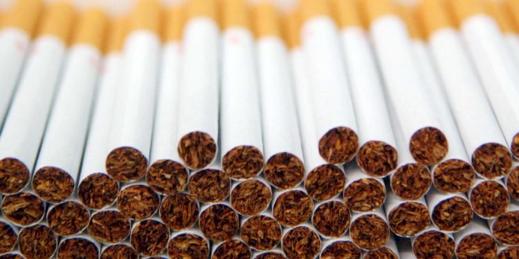 Правила продажи сигарет и алкоголя изменили в Казахстане
