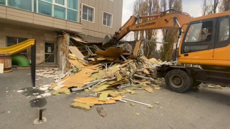 После жалоб горожан незаконную пристройку снесли в Алматы