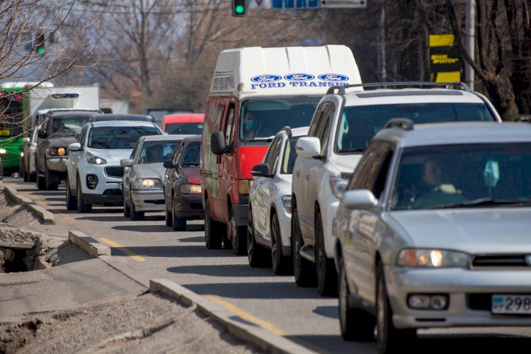 Движение на центральном проспекте Алматы было парализовано