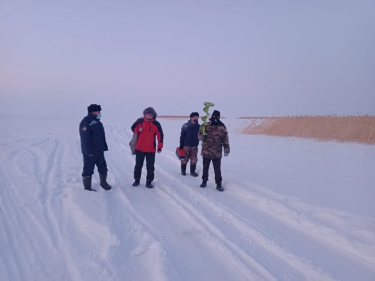 Любителя подледной рыбалки спасли на Балхаше, его машина затонула