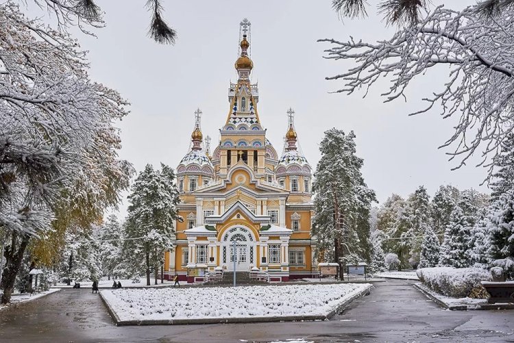 Елбасы сделал подарок Вознесенскому кафедральному собору Алматы