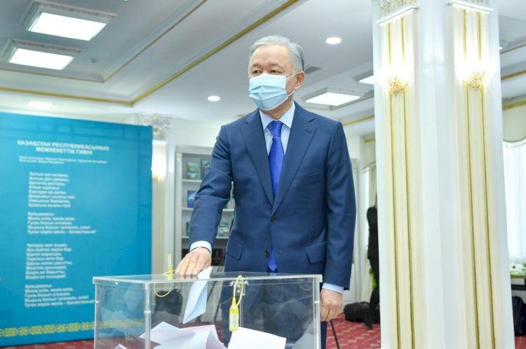 Нурлан Нигматулин проголосовал на парламентских выборах