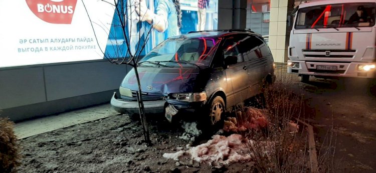 Пьяный водитель повредил посаженный возле магазина Sulpak в Алматы дуб