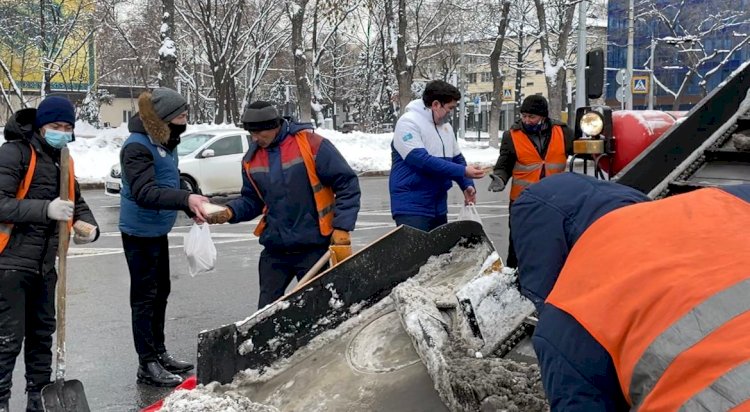 Как волонтеры Алматы помогают очищать город от снега