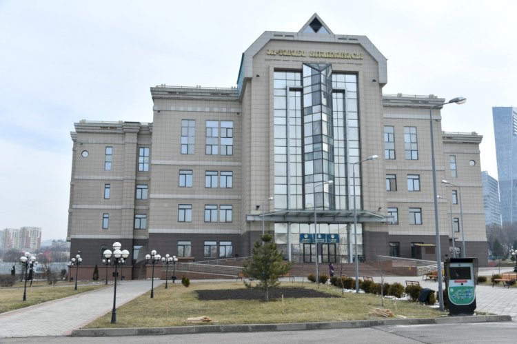 В КазНУ высадили аллею деревьев
