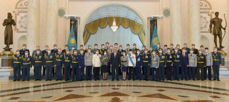 Президент наградил военнослужащих и сотрудников правоохранительных органов