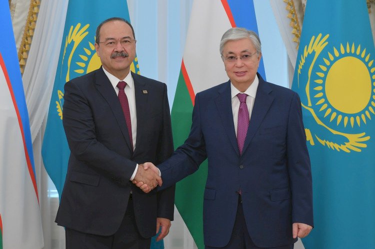 Касым-Жомарт Токаев наградил Премьер-министра Узбекистана орденом «Достык»