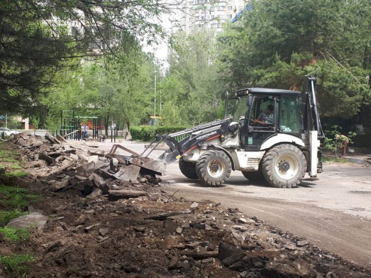 Аким Алматы помог горожанам разрешить проблему обещанного ремонта двора