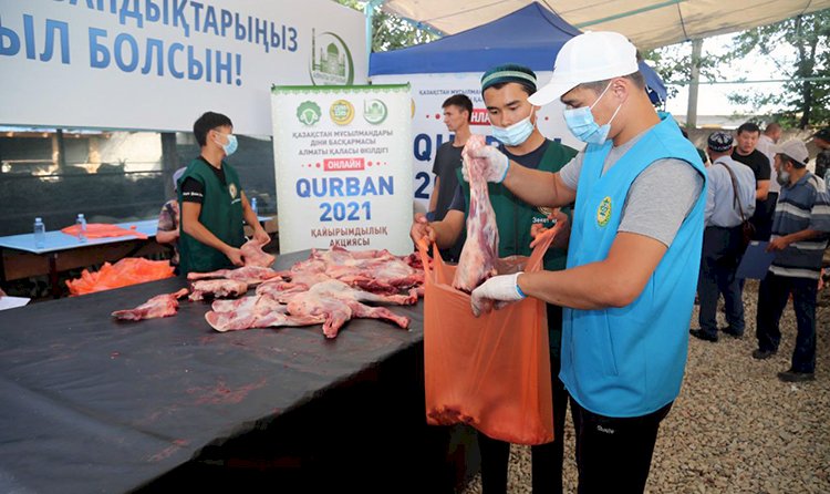 1500 нуждающихся алматинцев получили мясо жертвенных животных