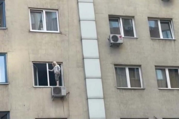 Рискуя жизнью, полицейские спасли девушку от суицида в Алматы