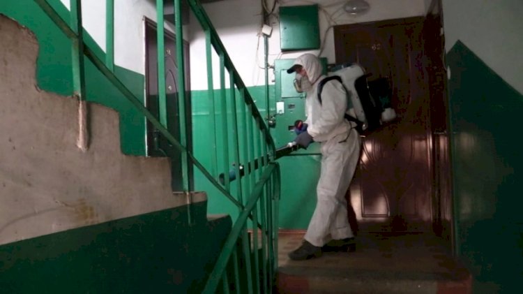 В Алматы продолжается дезинфекция подъездов жилых домов