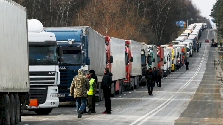 Почти 330 машин скопилось на погранпереходах Казахстана