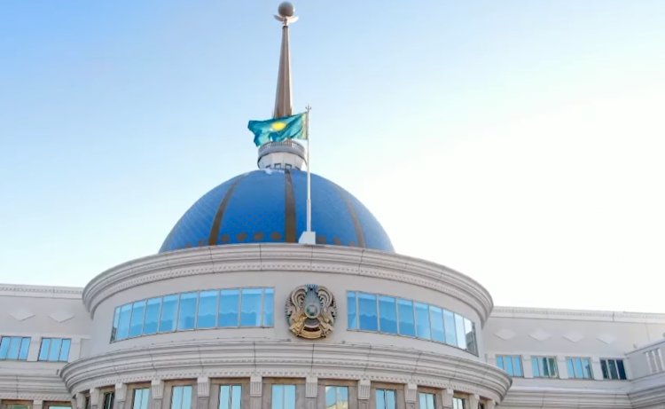 Перед Акордой в честь Дня Первого Президента поднят флаг