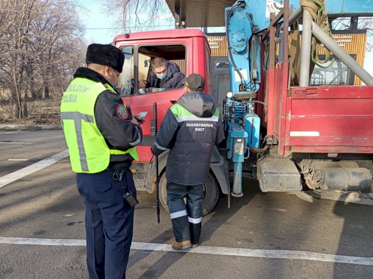 В Алматы мобильные экопосты проверяют автотранспорт на экологичность