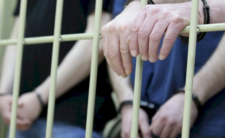 С помощью ножа и пистолета рецидивисты грабили прохожих в Алматинской области
