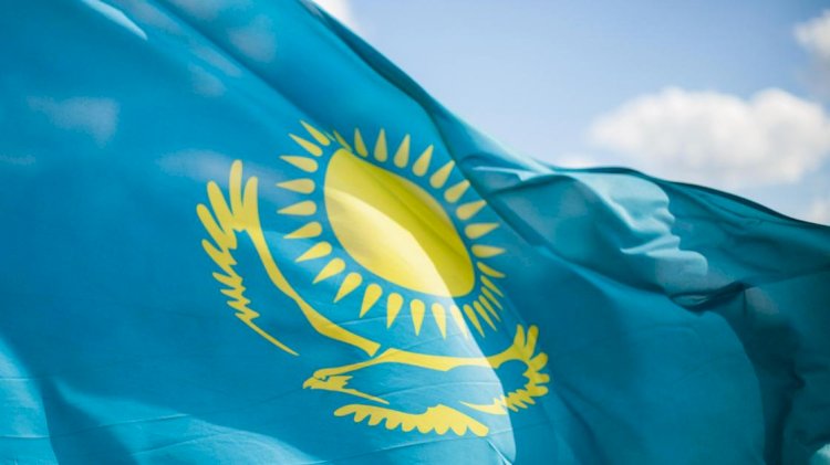 В поселке Отеген-Батыр близ Алматы возвели 40-метровый флагшток