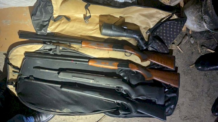 Полиция Алматы продемонстрировала изъятое у участников массовых беспорядков оружие