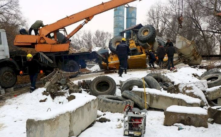 В Алматы в результате несчастного случая погиб водитель погрузчика