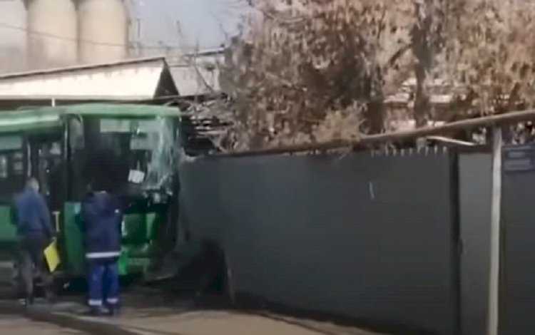 Пассажирский автобус врезался в забор жилого дома в Алматы