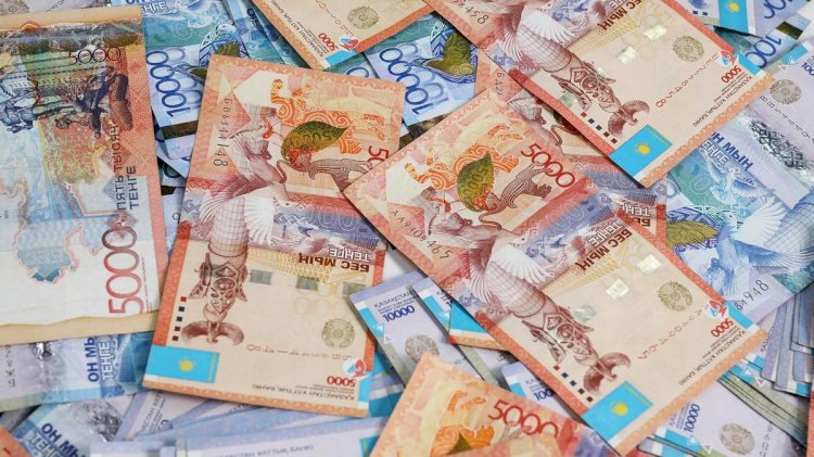 В Казахстане запретили вывоз иностранной валюты более чем на $10 тысяч и золота