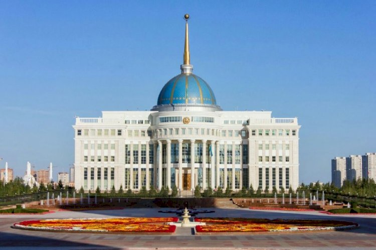 Каково символическое значение скульптур в центральном холле резиденции «Акорда»