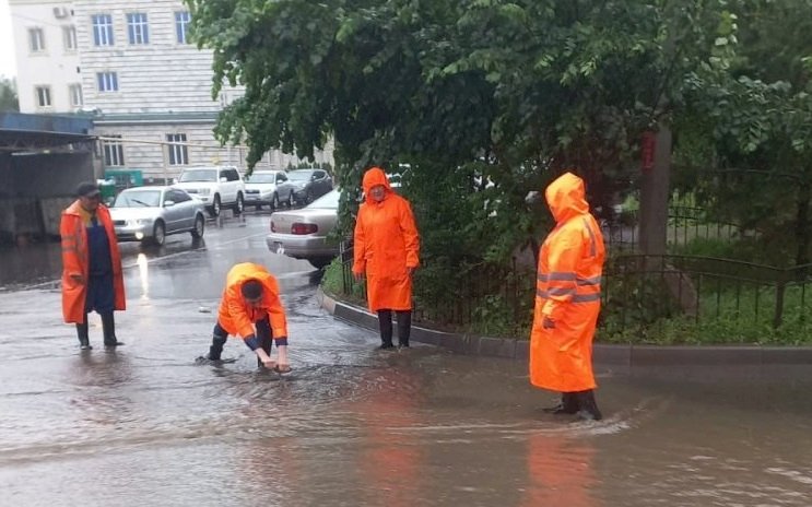 В Алматы борются с последствиями ливня