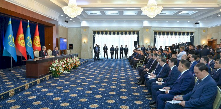 Касым-Жомарт Токаев и Садыр Жапаров провели брифинг для СМИ