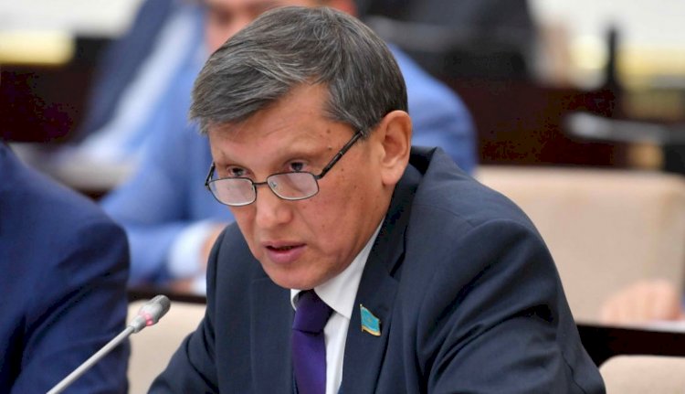 Сенатор призвал отстранять от сцены за непристойное поведение