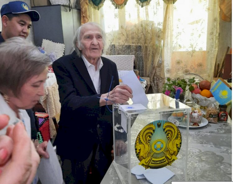 В Алматы на референдуме проголосовал 101-летний долгожитель