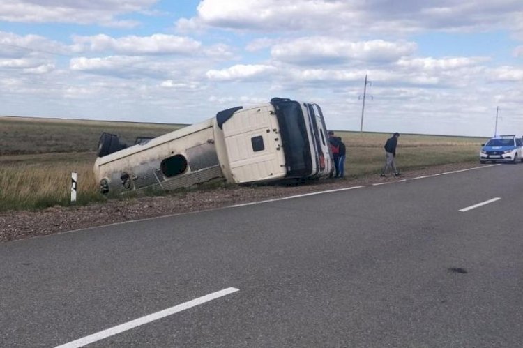 В СКО перевернулся бензовоз с 36 тоннами топлива