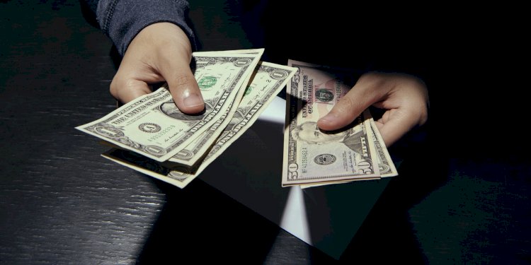 Тенге значительно ослабел по отношению к доллару