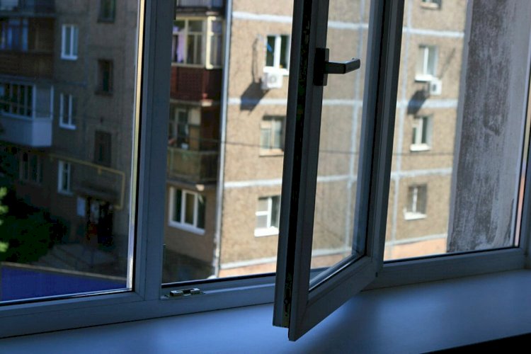 В Атырау две маленькие сестренки выпали из окна