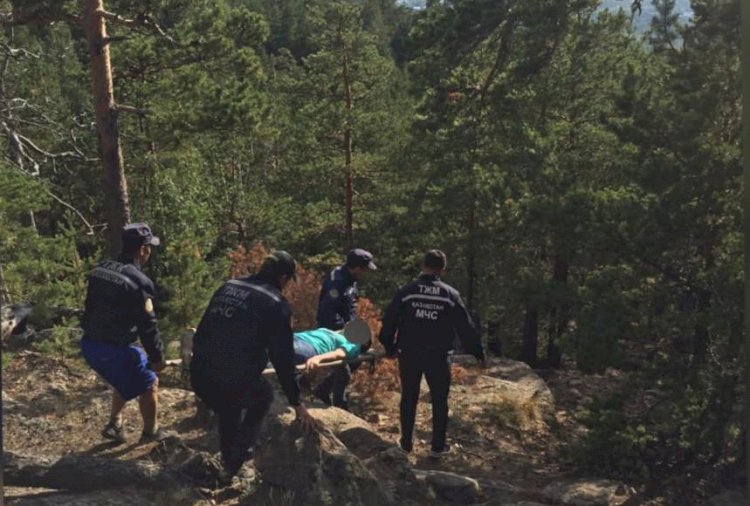 В Бурабае спасатели на носилках спустили с горы женщину со сломанной ногой