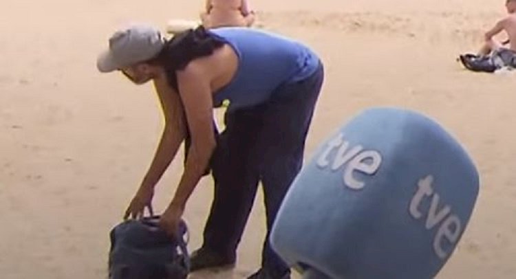 Незадачливый вор украл у туриста сумку на пляже в самый неподходящий момент