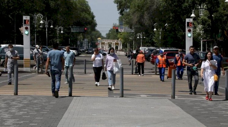 За чистоту и порядок: алматинцы активно жалуются в полицию на плюющихся в общественных местах