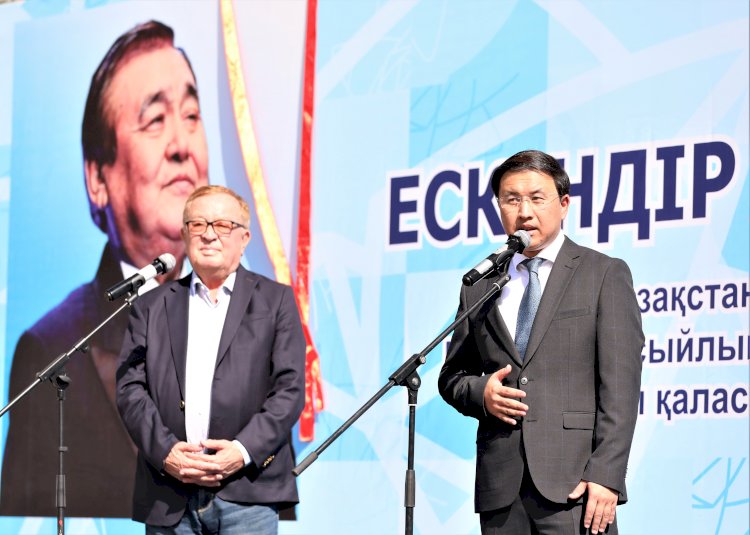 На доме, где жил народный артист Казахстана Ескендир Хасангалиев, установлена мемориальная доска