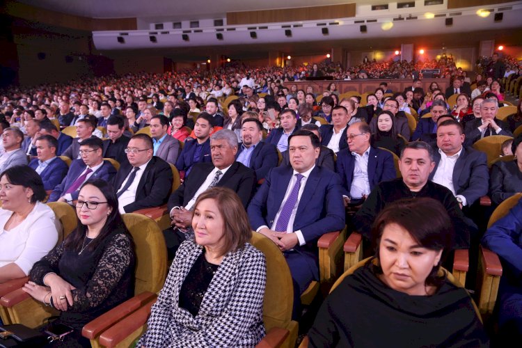 С Днем учителя поздравили педагогов Алматы