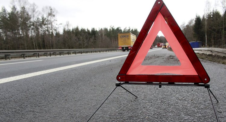 В ВКО при опрокидывании автоцистерны в кювет вылилось 25 тонн серной кислоты