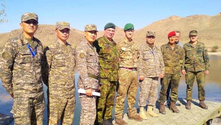 Инспекционная группа посещает военные объекты Казахстана
