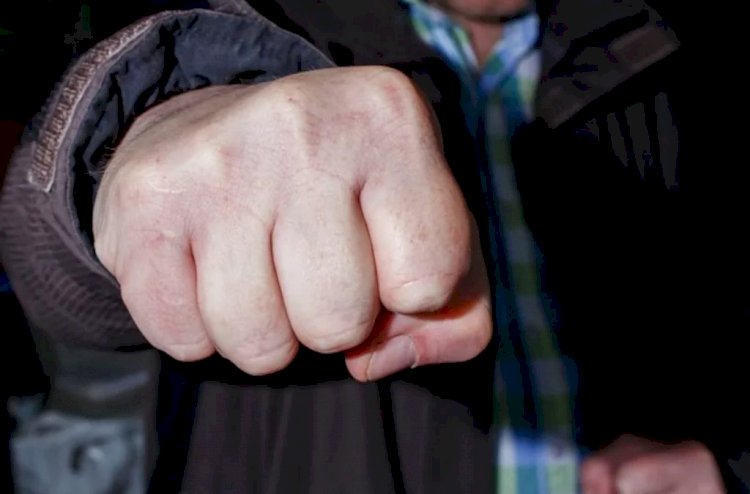 Избиение и ограбление мужчины толпой попало на видео в Алматы
