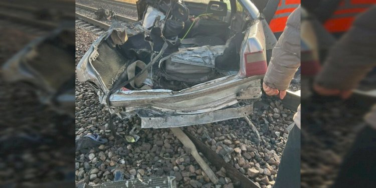 Автомобиль столкнулся с поездом в Жамбылской области: погибли шесть человек