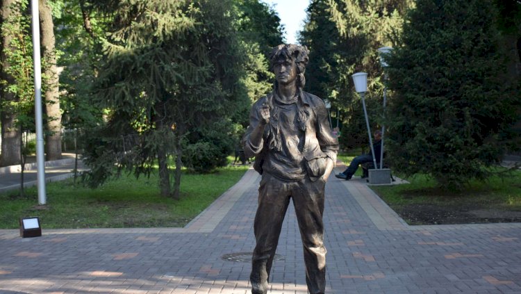 Полиция Алматы задержала вандала, портившего таблички мемориального комплекса Виктора Цоя