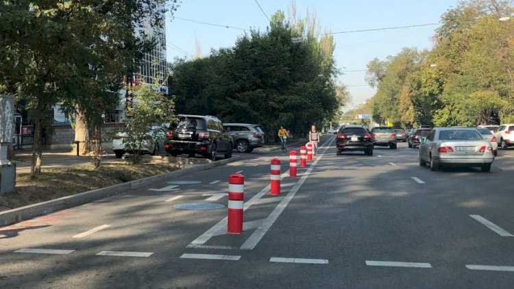 В акимате объяснили, зачем убирают болларды на велодорожках в Алматы