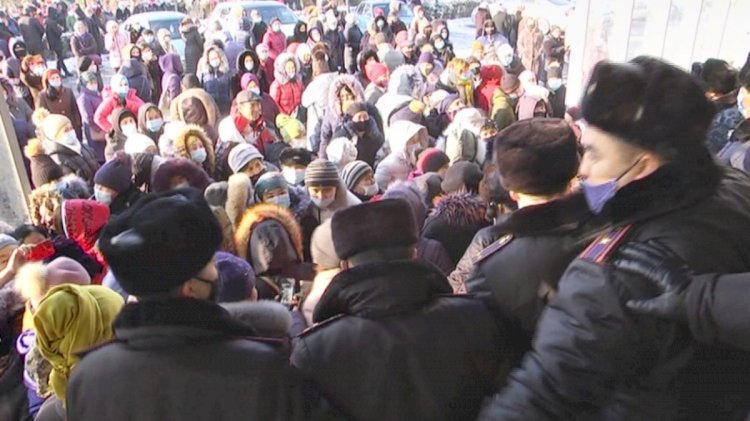«Черная пятница» в Шымкенте: массовая давка чуть не обернулась сеульской трагедией