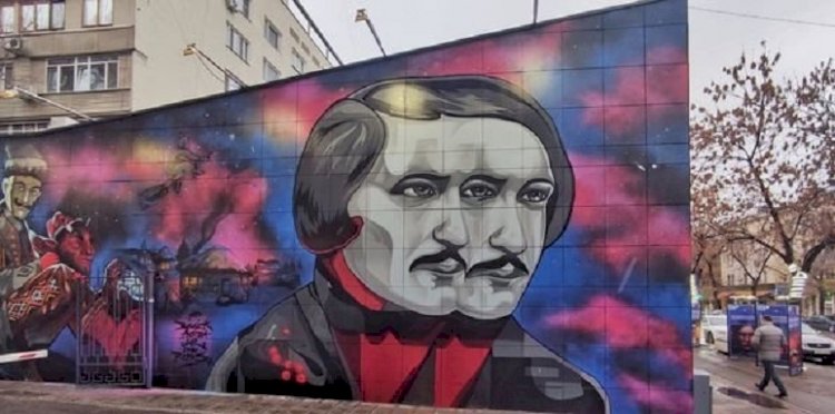 Двуликий Гоголь: мурал с изображением классика литературы перерисовали на здании в Алматы