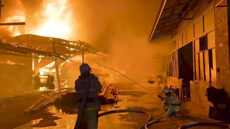 В результате пожара на автомойке на Кульджинском тракте пострадали два человека