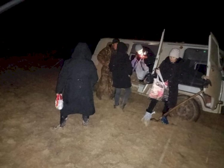 Скорую помощь с больным ребенком в салоне вызволили спасатели из трясины