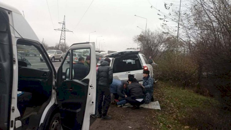 В Алматы авто врезалось в столб из-за приступа эпилепсии у водителя