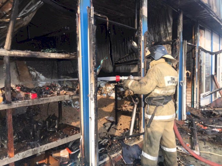 Пожар на крупном строительном рынке произошел в Алматы