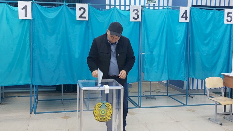 Первых проголосовавших алматинцев поздравляют приятными подарками